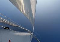 sejlbåd mast rigning sejl blå himmel